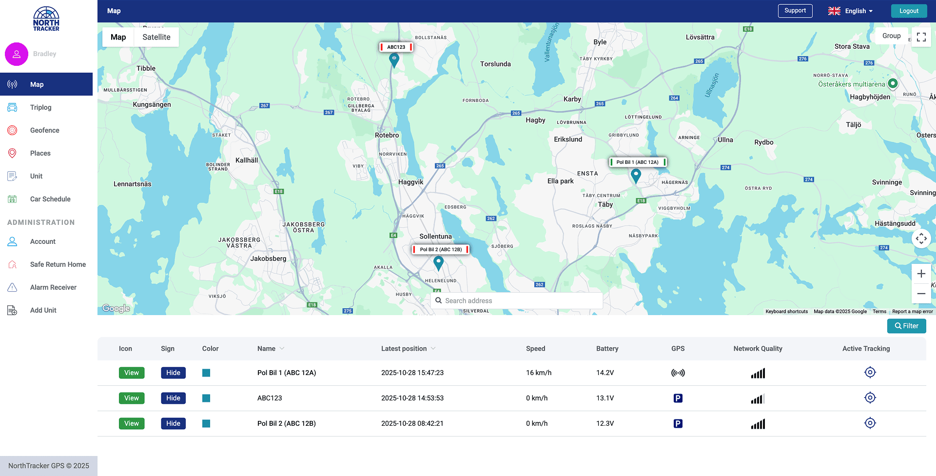 Northtracker-portalens kartvy med fordonens positioner och fordonslistan med hastighet, batteri och täckning.