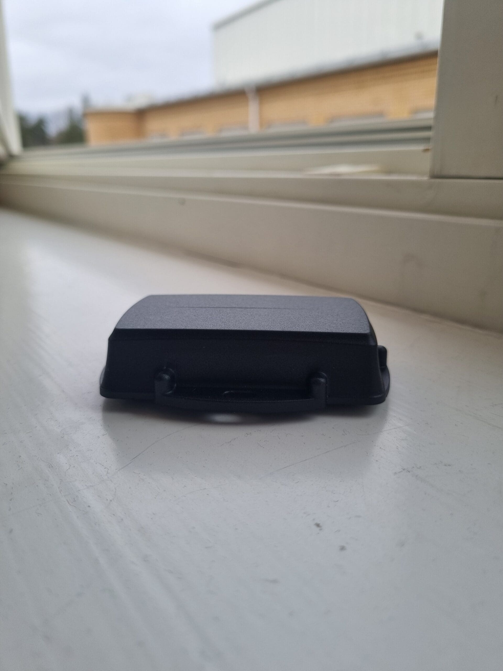 GPS-enhet placerad i ett fönster med fri sikt mot himlen inför den första uppkopplingen.