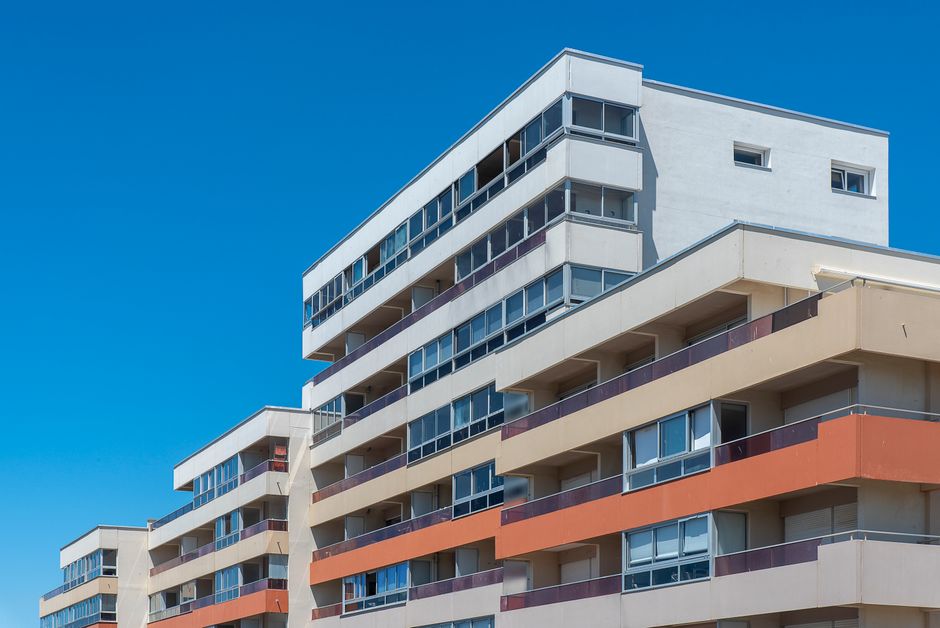 Flerbostadshus där kameraövervakning skyddar gemensamma ytor