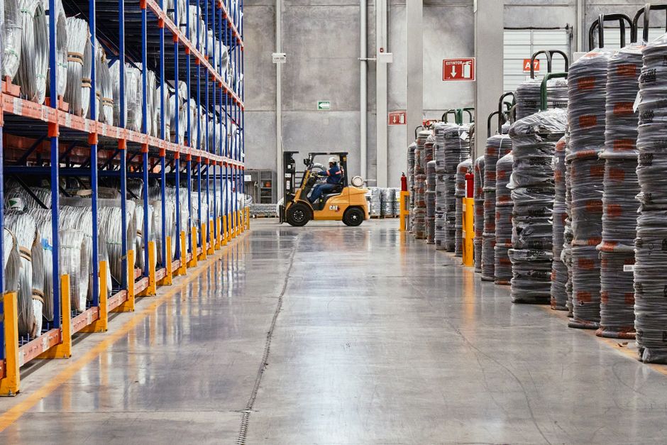 Lager med truck där kameraövervakning ger överblick