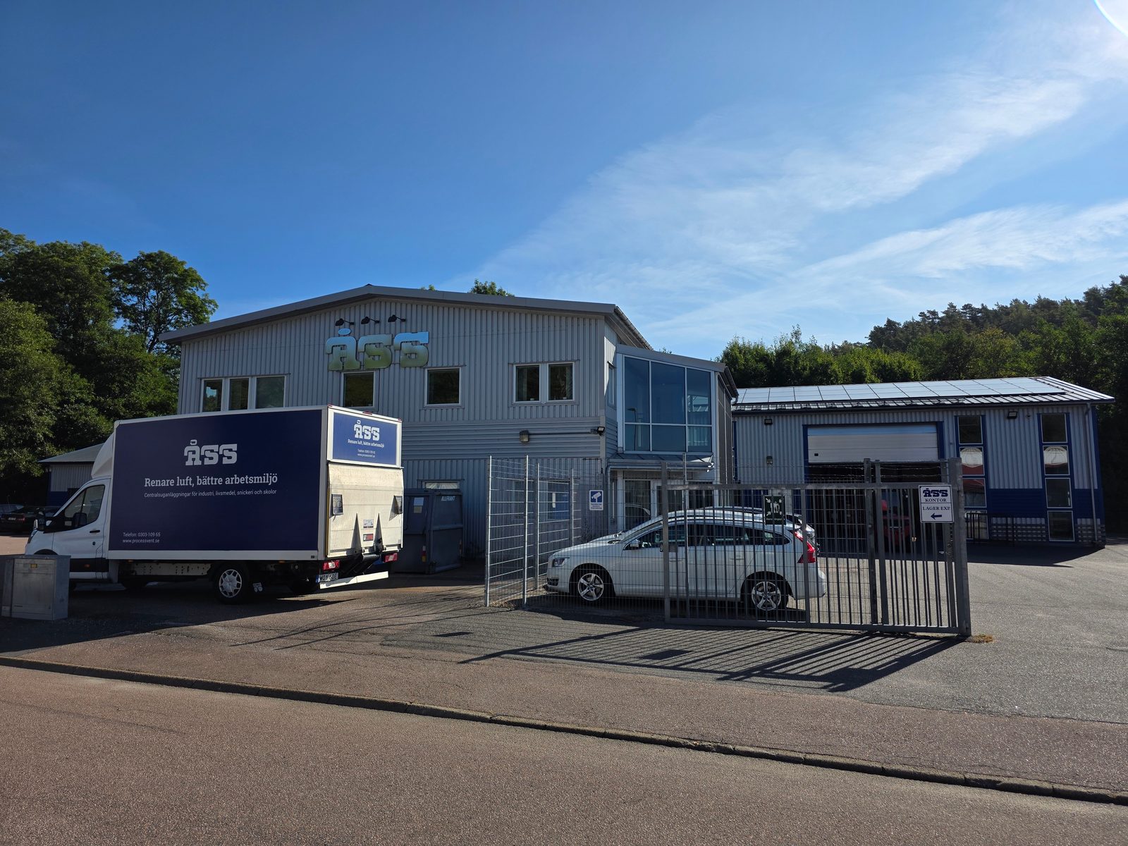 Fasaden på ÅSS Processventilations anläggning i Kungälv med verkstad, lastport och kontor