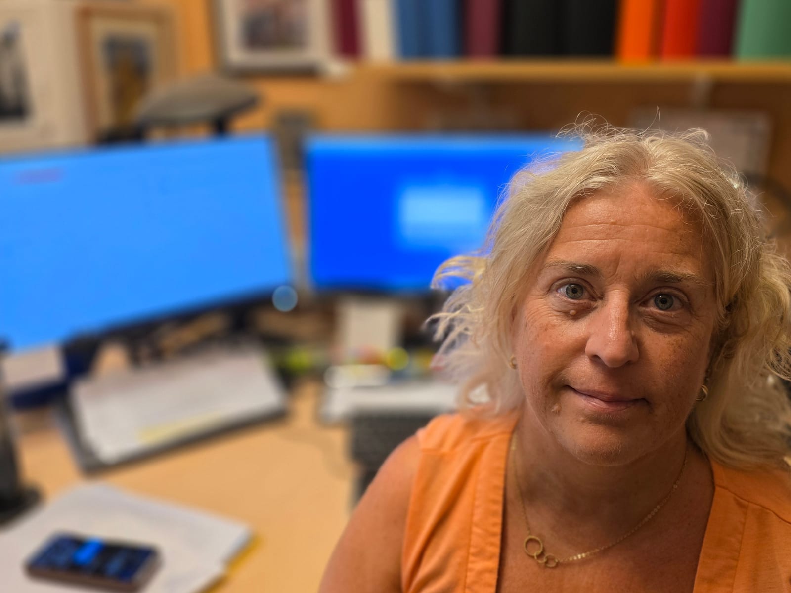 Porträtt av Annika Lilja, delägare i CeJi Sanering, på kontoret i Uddevalla