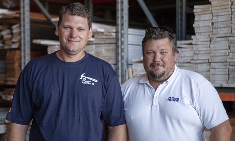 Robert och Christer Svensson, ägare till GRG Svensson Byggnads, i brädgården
